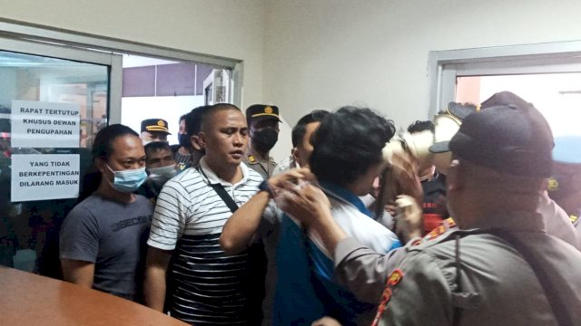 Situasi aksi menolak upah minimum di Kantor Disnaker Makassar.