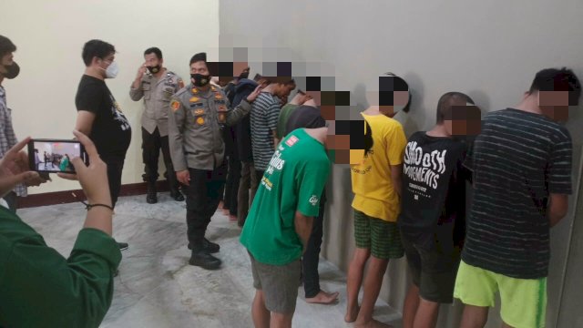 11 orang pelaku penyerangan cafe dan Sekolah di Makassar saat diamankan.