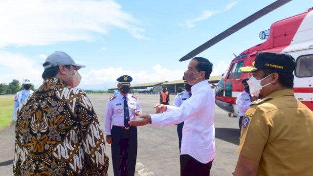 Jokowi saat tiba di Makassar dan disambut Plt Gubernur Sulsel.