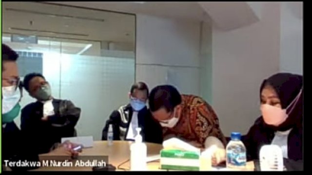 Nurdin Abdullah saat mendengarkan vonis hakim PN Tipikor Makassar secara virtual.