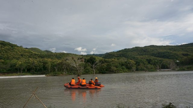 Proses pencarian remaja yang tenggelam di Bendungan Lappa Angin, Parepare.