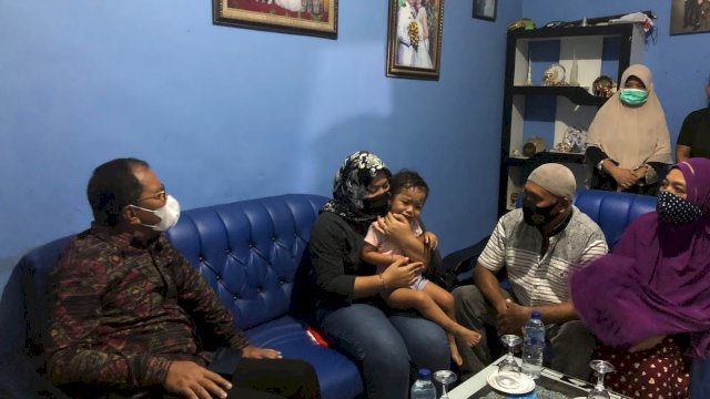 Danny saat mengunjungi keluarga korban penyanderaan di Yaman.