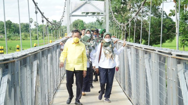 HBK Yakin Jembatan Gantung Makammu Takalar Gerakkan Perekonomian Lokal