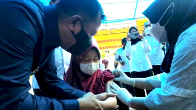 Bupati Selayar saat meninjau gebyar vaksin anak.