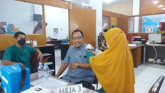 Kepala Dinas kominfo Selayar Jalani Vaksinasi Dosis Ketiga/Boster Bersama Jajarannya