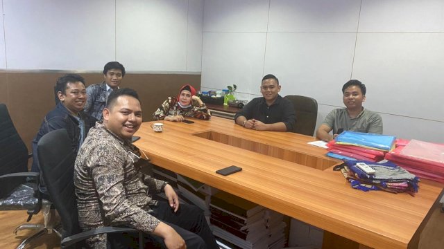Ridwan Amirullah bersama kerabatnya saat sowan ke dua Legislator PPP Makassar, RTQ dan Hj Muliati.