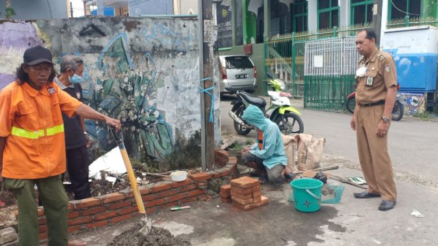 Lurah Maccini Parang, Sukri Abbas saat menginstruksikan revitalisasi tempat pembuangan sampah jadi taman.