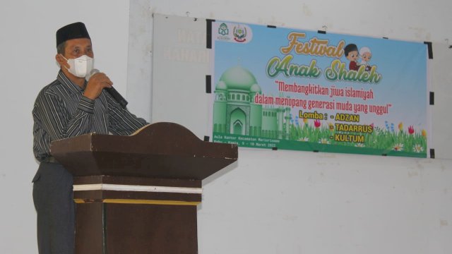Ketua P2B Drs A Achruh memberikan sambutan sekaligus membuka kegiatan Festival Anak Saleh KecamatanMarioriwawo.
