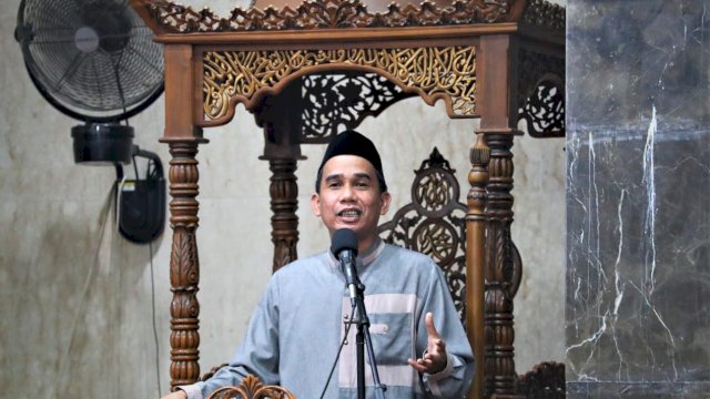 RL saat cerama tarwih di Masjid Nurul Anshar Muhammadiyah.