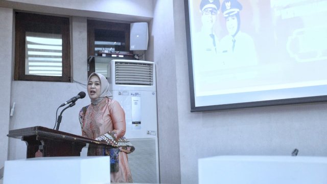 Fatmawati Rusdi saat membuka kajian Islam DWP Makassar.