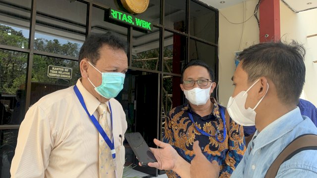 Ahli Hukum sekaligus Dosen Sekolah Tinggi Hukum Bandung, Dr Marojahan J.S Panjaitan usai memberikan kesaksian di PTUN Makassar.