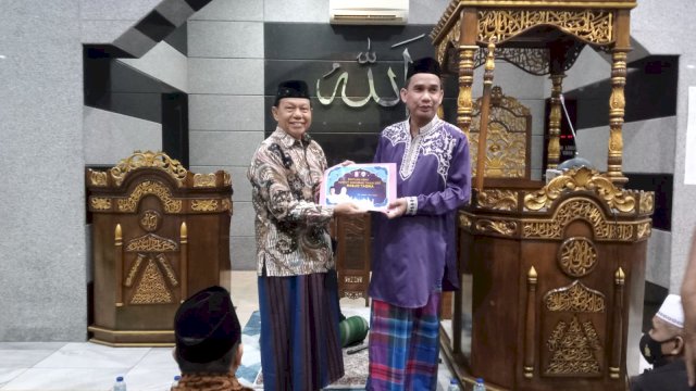Rudianto Lallo saat menyerahkan bantuan hibah Pemkot Makassar Rp100 juta ke Masjid Taqwa.