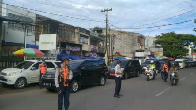 Dishub Makassar saat turun mengatur lalu lintas.