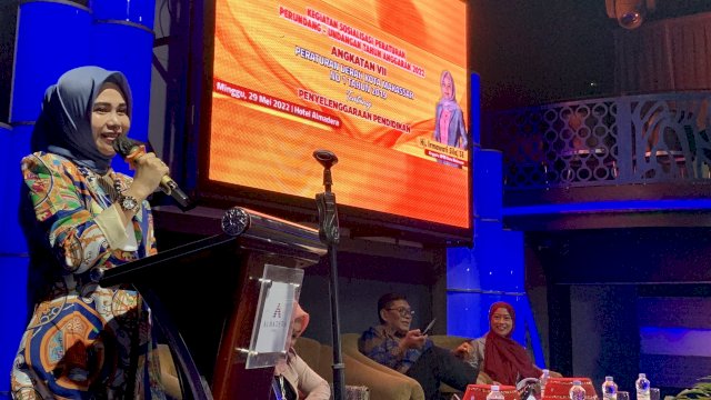 Legislator Makassar, Irmawati Sila saat menggelar Sosialisasi Perda Penyelenggaraan Pendidikan.