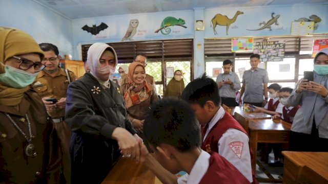Indira saat mengunjungi salah satu sekolah dasar di Makassar.