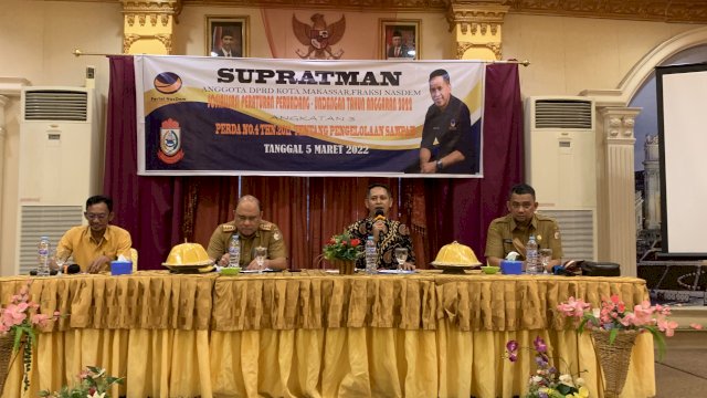 Legislator Makassar, Supratman saat menggelar Sosper Pengelolaan Sampah.