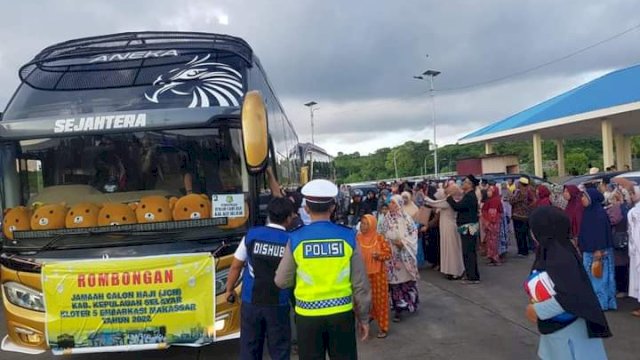 Pemberangkatan CJH Selayar ke Asrama Haji Sudiang.