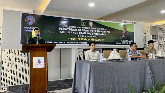 Legislator Makassar Hj Muliati saat menggelar Sosialisasi Perda Penyelenggaraan Pendidikan di Aerotel Smile Hotel.