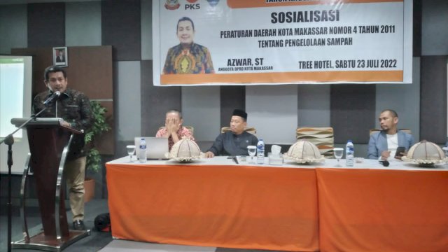 Legislator Makassar Azwar saat menggelar Sosialisasi Perda Pengelolaan Sampah.