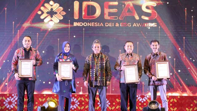 Wawali saat menerima penghargaan untuk Pemkot Makassar.