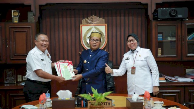 BPN saat menyerahkan 9 sertifikat tanah ke Pemkot Makassar.