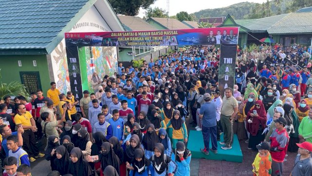 HUT TNI Ke-77, Ribuan Warga Antusias Ikuti Jalan Santai Dan Makan Bakso Bersama
