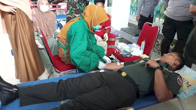 HUT TNI Ke 77, Kodim 1415 Selayar Lakukan Donor Darah Dan Pembagian Bantuan Sosial Kepada Pengidap Stunting Di Selayar