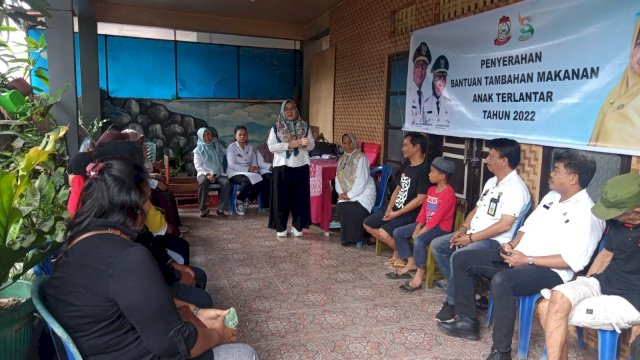 Camat Mariso Apresiasi Pemberian Makanan Tambahan Untuk Anak Terlantar dari Dinsos Makassar di Kelurahan Pannambungan