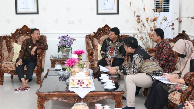 Bupati Basli Ali saat menerima kunjungan Petugas Pendataan Regsosek 2022.