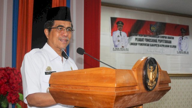 Wabup Saiful Arif saat mengambil sumpah dan melantik pejabat fungsional Pemkab Selayar.
