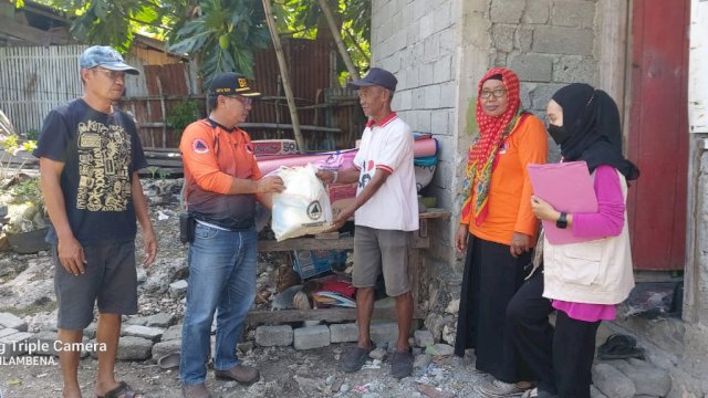 Penyerahan bantuan korban pohon tumbang di Selayar