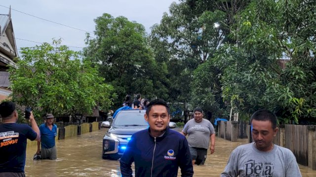 Andi Palallo Tabrang Sigap Turun Membantu Korban Dampak Bencana Banjir di Soppeng