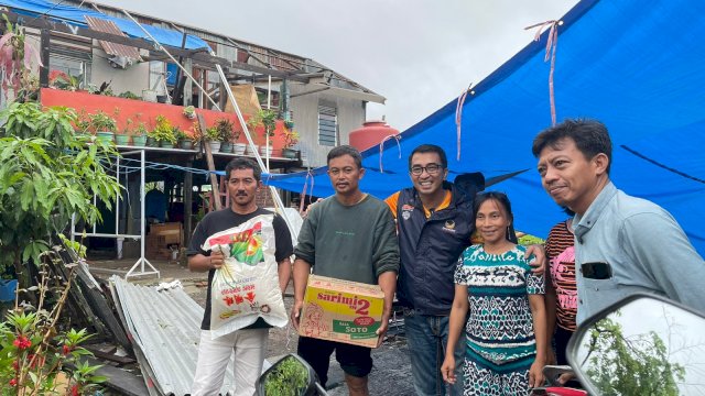 Mario David saat menyerahkan bantuan untuk korban angin puting beliung di Makassar.