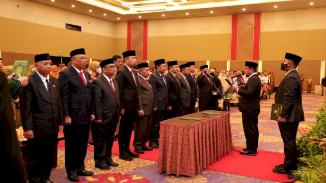 Gubernur Sulsel Andi Sudirman melantik 10 pejabat Eselon II di Hotel Claro Makassar. 
