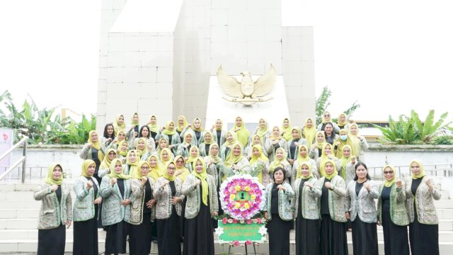 Pipas ziarah ke Taman Makam Pahlawan (TMP) Panaikang Makassar.