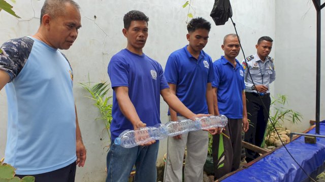 Kepala Rutan Kelas I Makassar meninjau kolam Bioflok budidaya ikan lele di area Sarana Asimilasi Edukasi (SAE).
