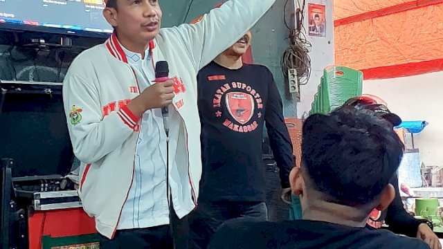 Rudianto Lallo saat menemui komunitas Ikatan Supporter Makassar saat sementara nonton bareng di Warkop 460 Ujung tanah Makassar.