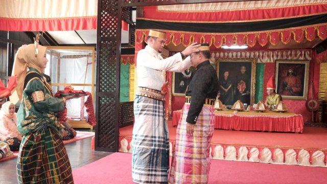 Pemberian gelar Daeng Malewa oleh Bupati Gowa Adnan kepada Jenderal TNI Dudung Abdurachman di Museum Istana Balla Lompoa.