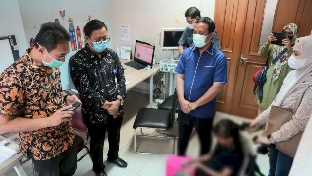 Gubernur Sulsel Andi Sudirman Sulaiman jenguk pasien anak yang dirujuk ke RSCM Jakarta akibat kelainan jantung.