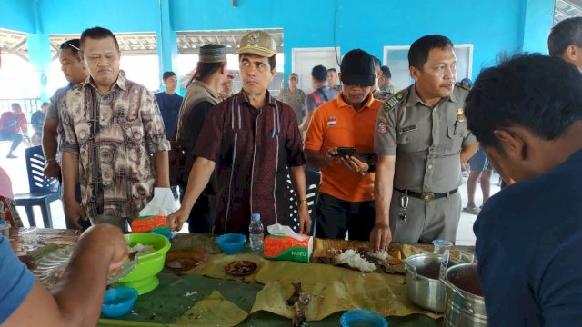 Wakil Bupati Kepulauan Selayar Saiful Arif hadiri undangan makan Ikan yang diadakan nelayan dan pedagang ikan di pasar PPI Selayar.
