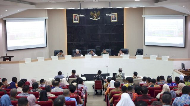 Wali Kota Makassar Danny Pomanto gelar Rapat Pengendalian Inflasi Daerah di Balaikota ruang sipakatau.