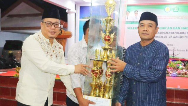 Sekda Kabupaten Selayar Mesdiyono serahkan piala bergilir kepada pemenang STQH Tingkat Kabupaten Kafilah Kecamatan Benteng.
