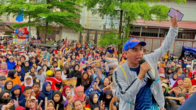 Ketua DPRD Kota Makassar Rudianto Lallo dalam kegiatan jalan sehat Anak Rakyat.
