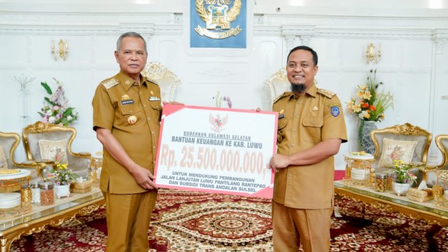 Gubernur Sulsel Andi Sudirman Sulaiman serahkan bantuan keuangan sebesar Rp 25,5 Miliar kepada Bupati Luwu Basmin Mattayang.