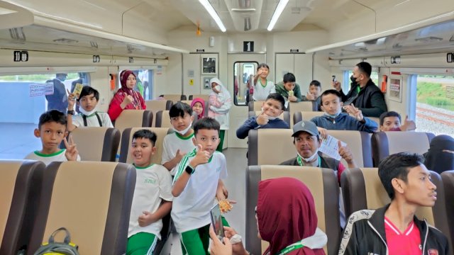 Rombongan SD Islam Athirah 1 Makassar saat kunjungan ke stasiun Kereta Api pertama Sulsel.