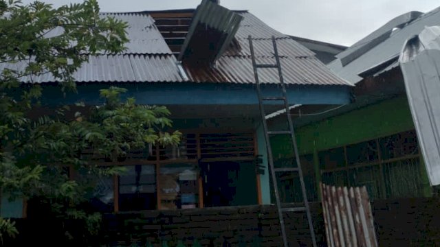 Kondisi rumah warga rusak akibat diterjang angin puting beliung. 