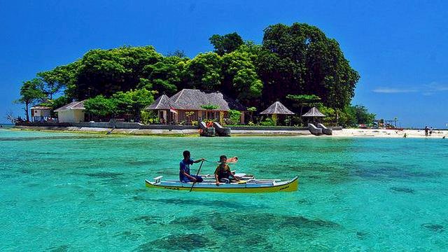 Pesona Pulau Samalona, pulau yang berada di Kecamatan Ujung Pandang ini sebagai salah satu objek wisata yang terletak di Kota Makassar.