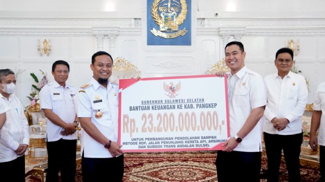 Gubernur Sulsel Andi Sudirman Sulaiman serahkan bantuan keuangan ke Pemerintah Kabupaten Pangkep Rp 23,3 Miliar.