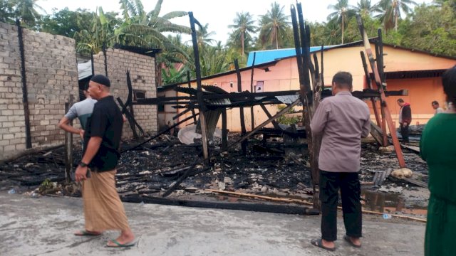Rumah Salah satu warga di Dusun Tinggimae, Desa Buki Kabupaten Selayar hangus terbakar, tak ada korban jiwa dalam kejadian tersebut namun kerugian di taksir 200 Juta rupiah.