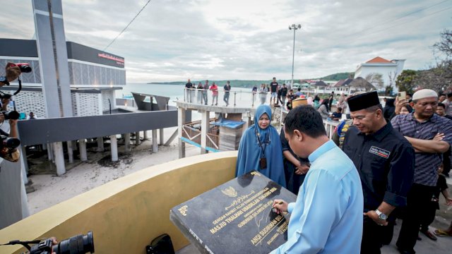 Gubernur Sulsel Andi Sudirman Sulaiman resmikan Masjid Thalahah Ubaidillah yang terletak di Pantai Tanjung Bira Bulukumba.